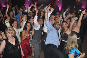 guests-dancing